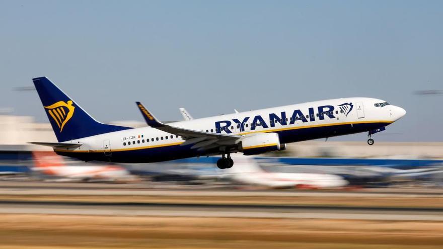 Monumental enfado de los pasajeros de un vuelo de Ryanair por tener que pagar el agua tras estar atrapados 12 horas en el avión a 30 grados
