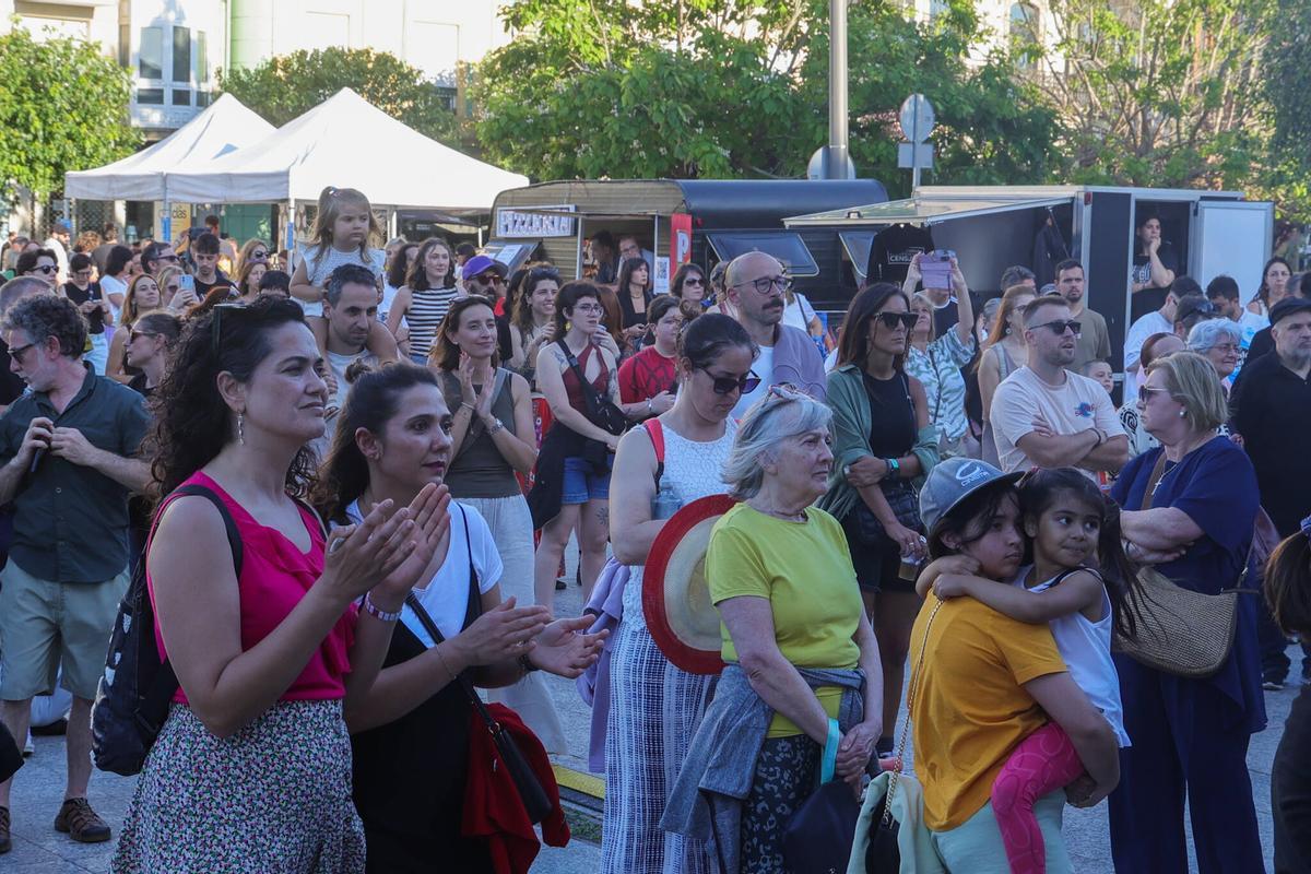 Asistentes a uno de los primeros conciertos de la noche del Festivala.