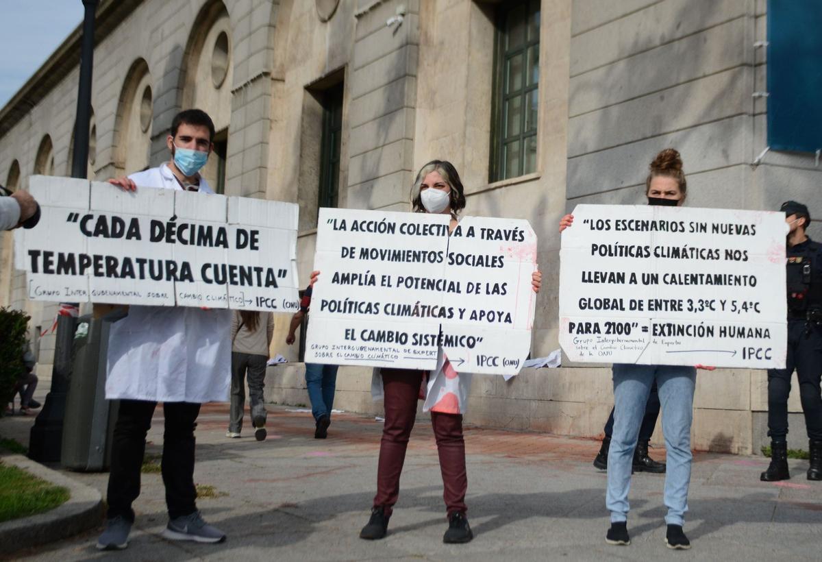 Científicos españoles sujetando pancartas en una acción de desobediencia civil frente al Ministerio de Transición Ecológica y Reto Demográfico el pasado 21 de octubre. En el centro Elena González Egea.