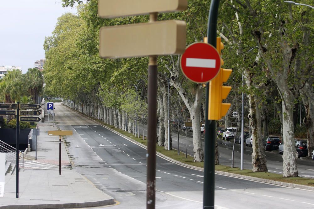 Con más de una semana de confinamiento cumplida, la ciudad de Málaga sigue dejando imágenes desoladoras en sus calles. Pocos transeúntes en puntos siempre tan bulliciosos como el Muelle Uno o apenas tráfico en el Paseo de los Curas, normalmente atestado de vehículos a cualquier hora del día.