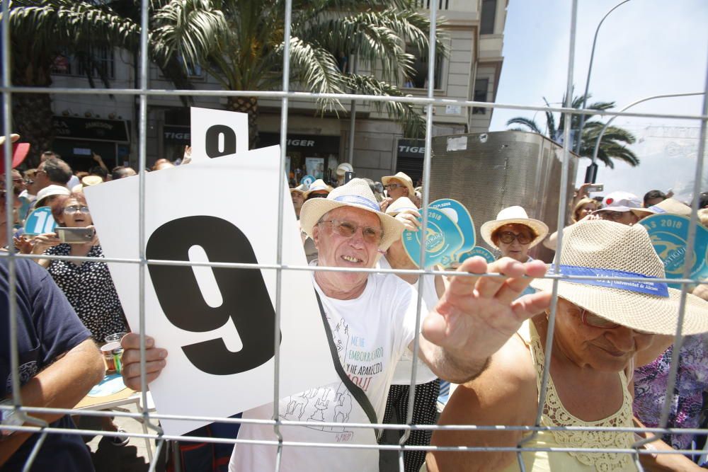 La mascletà de la pirotecnia valenciana Fuegos Artificiales del Mediterráneo hace retumbar la emblemática plaza con un disparo compacto con un potente final terrestre y aéreo