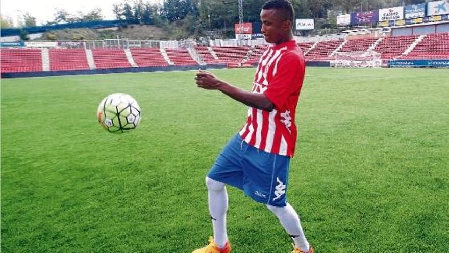 Nwakali va ser presentat com a nou jugador del Girona abans d&#039;integrar-se al grup i fer el primer entrenament a les ordres de Pablo Machín.