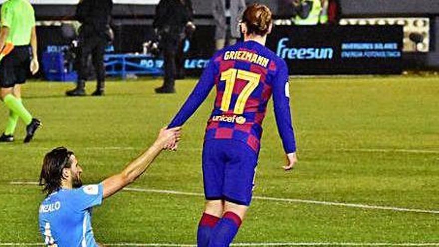 Griezmann ayuda a levantarse a Gonzalo, jugador de la UD Ibiza.