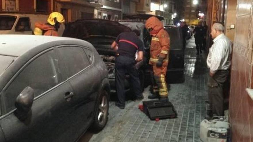 Los bomberos examinan el vehículo tras sofocar por completo las llamas.