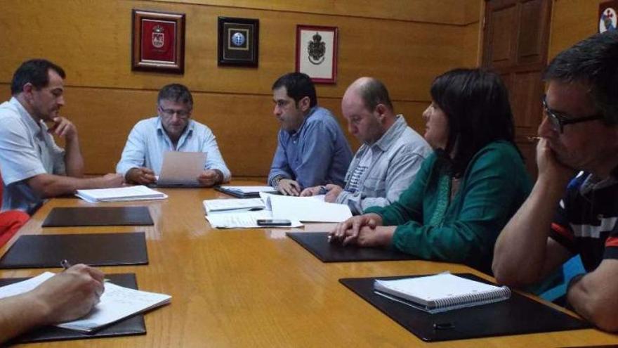 Reunión de la Mesa da Auga, el pasado jueves por la noche, con la asistencia de representantes políticos y de colectivos silledenses.