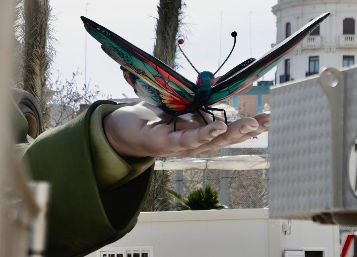 El corazón de las Fallas se levanta: avanza el montaje de la falla municipal de València El corazón de las Fallas se levanta: avanza el montaje de la falla municipal de València