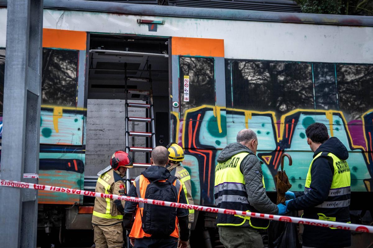 Renfe comença a retirar el tren accidentat a Gelida