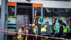 Renfe comença a retirar el tren accidentat a Gelida