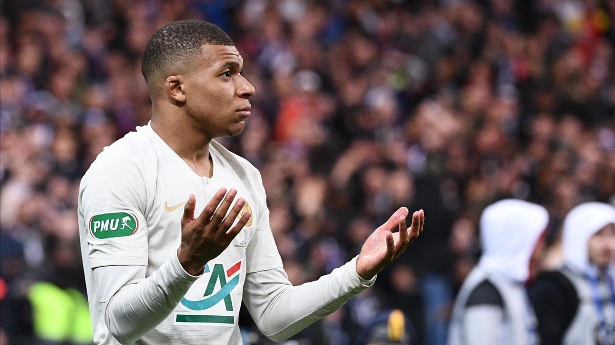 Mbappé se queja de su expulsión ante el Rennes.