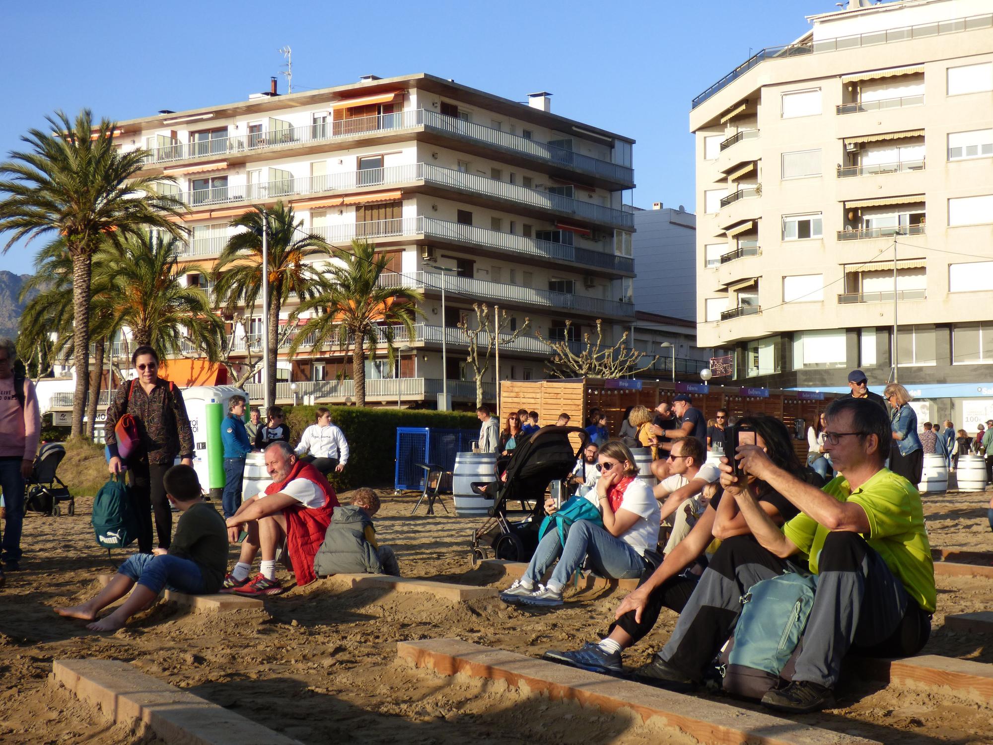 El Festivalet de Roses omple la platja de la Perola