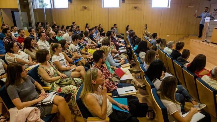 Algunos de los participantes en la formación escuchan las indicaciones de Chema Herrero.