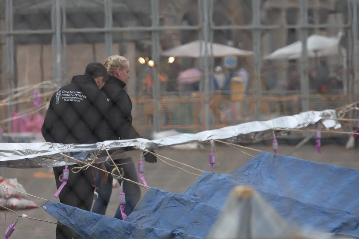 Así se prepara la mascletà del 7 de marzo de las fallas de València.