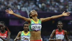 La atleta etíope Meseret Defar celebra la consecución del oro en la final de 5000 metros de relevos femeninos.