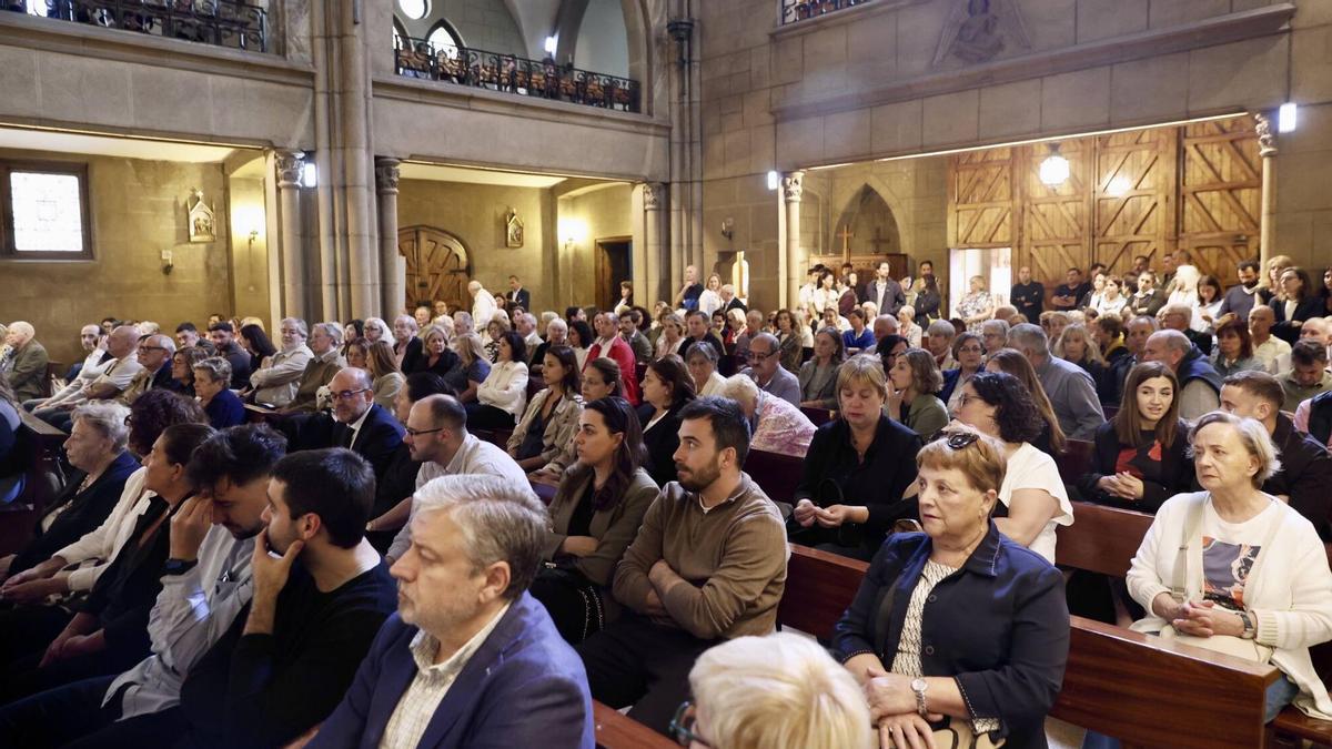 Asistentes al funeral de Ángela Corbato en la parroquia La Asunción.