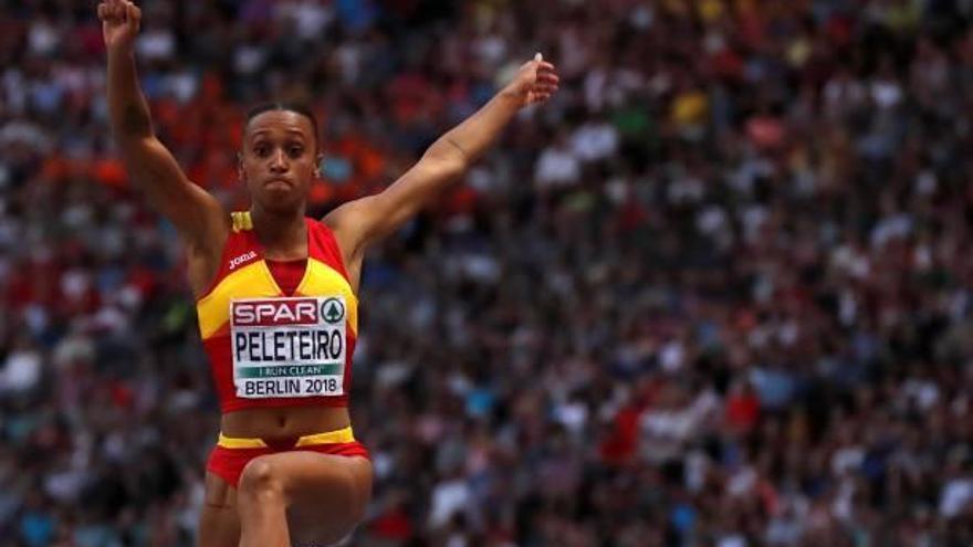 Ana Peleteiro, en pleno vuelo, durante el salto que le valió el bronce en el Europeo de Berlín.