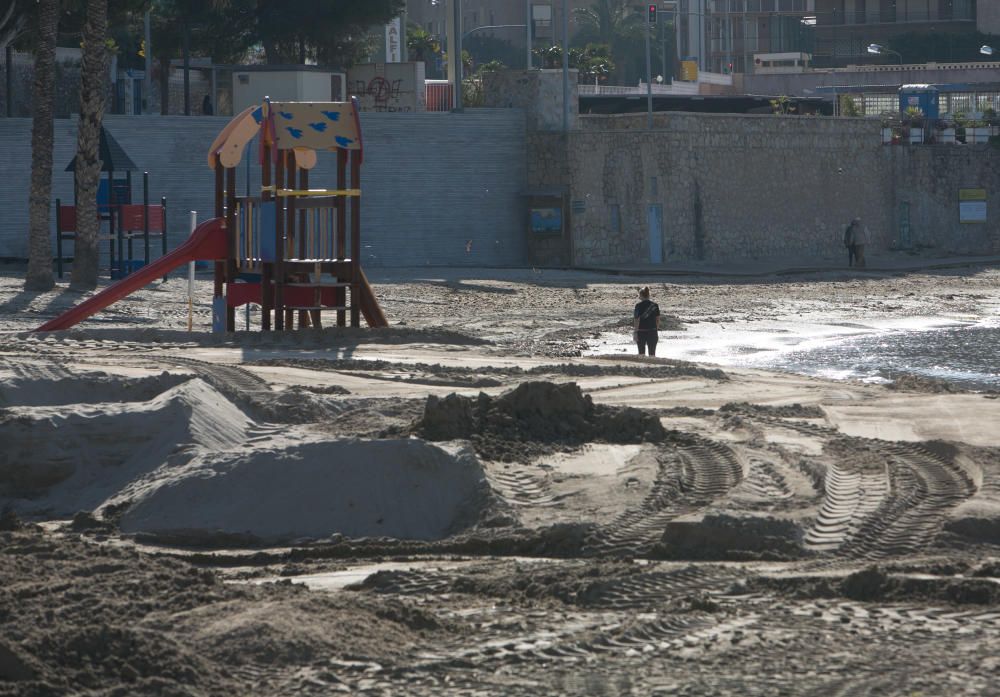 Suciedad en la playa de la Albufereta tras la riada