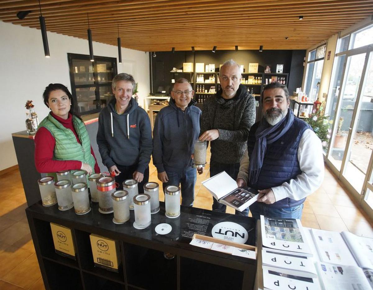 2 L’equip que gestiona l’empresa, a la part de les instal·lacions dedicada a administració i a la botiga oberta al públic; d’esquerra a dreta, Lucie Tumova (administració), Joan Prats (gerent), Pere Rodríguez (vendes), Albert Prats (producció) i Jaume Pujol (vendes i àrea social). |