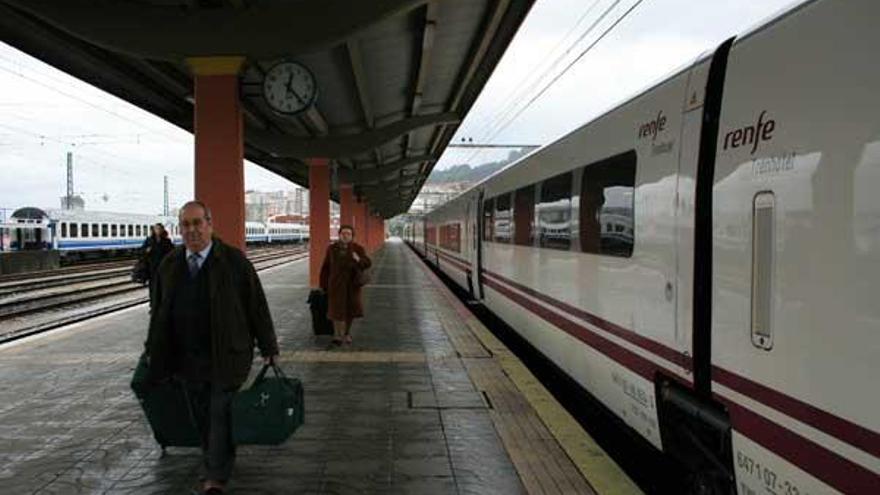 El arquitecto Thom Mayne ya firmó el contrato para la redacción del proyecto de la nueva terminal de Urzáiz, en 2010; sólo pendiente de concretar un aspecto técnico del trazado de la vía en la entrada a la estación.