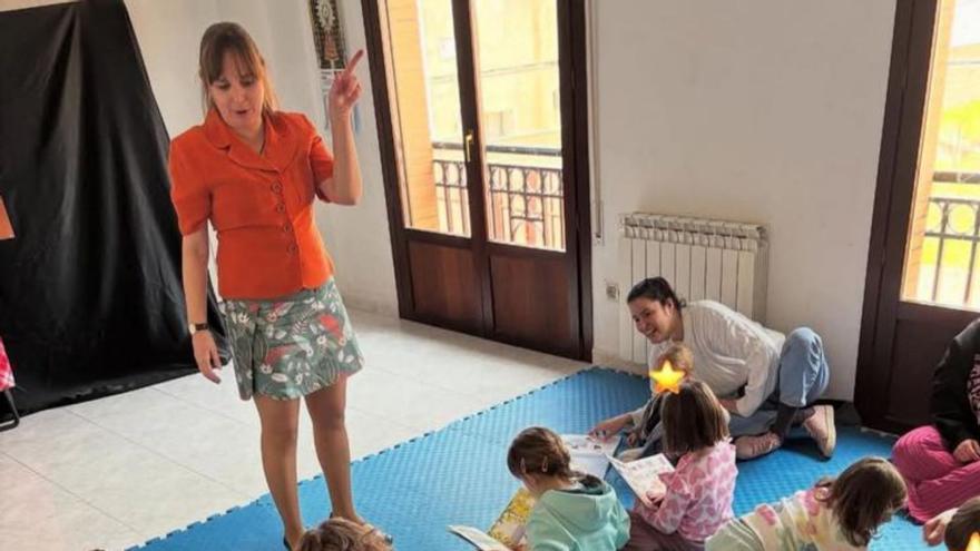 Los niños siguieron atentos el cuentacuentos. | SERVICIO ESPECIAL