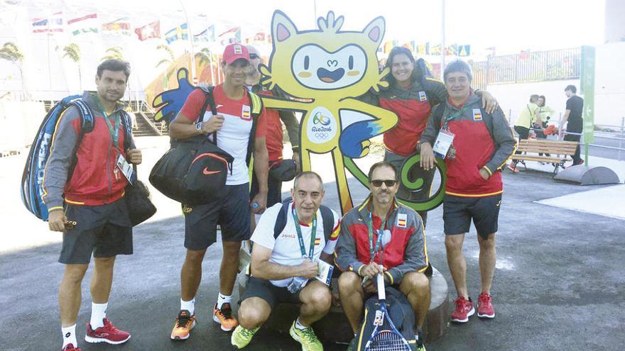 Ferrer, Nadal y Conchita Martínez, con otros miembros del equipo español de tenis, posan con la mascota de los Juegos Olímpicos tras su llegada a Río de Janeiro. // Real Federación Española de Tenis