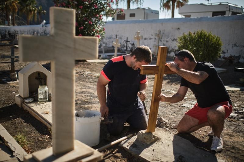 Cruces nuevas en el cementerio viejo de San Andrés