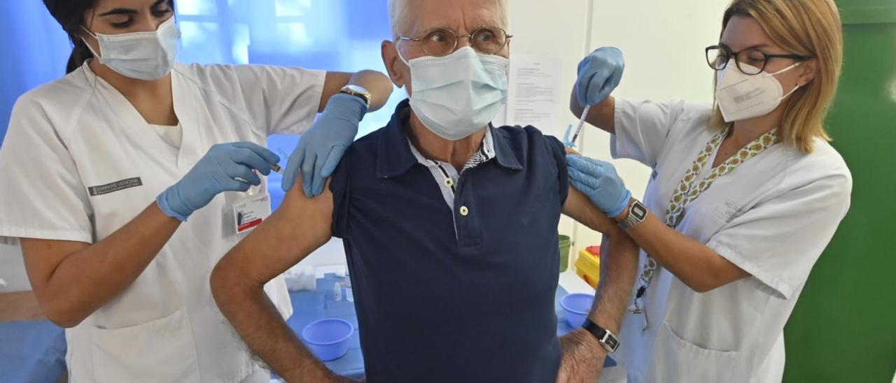 Doble vacunación a un vecino de Castelló contra la gripe y contra el covid.
