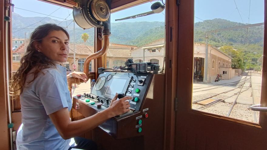 Vanesa Parrilla, la primera maquinista en la historia del Tren de Sóller: «Se siente respeto y responsabilidad al conducir un tren»