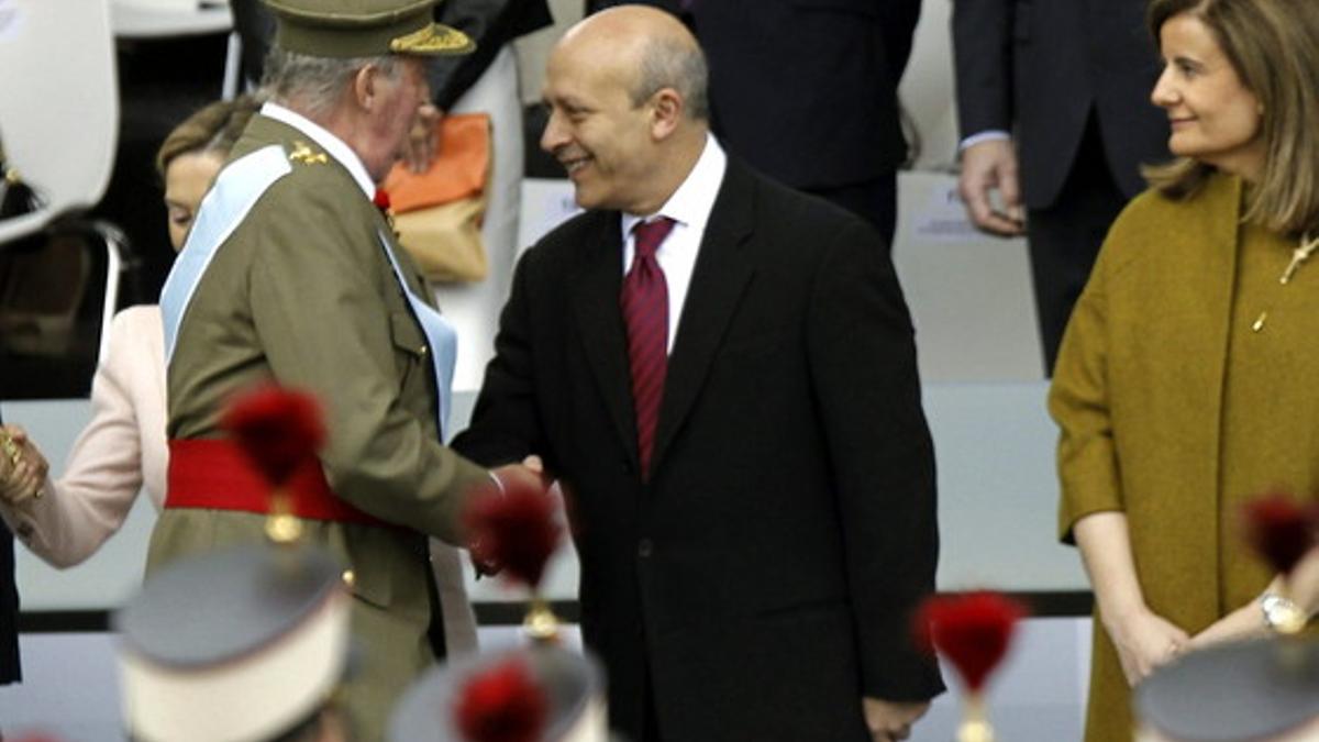 El rey Juan Carlos saluda al ministro de Educación, José Ignacio Wert , en el desfile militar del 12 de octubre.
