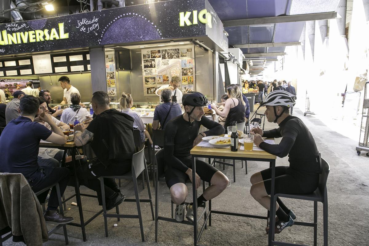 Clientes de la Boqueria en un espacio de degustación, la primavera de 2022