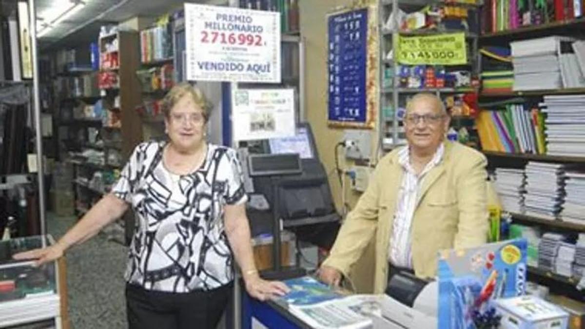 Manuel Márquez, en su papelería, junto a Antonia Moreno.