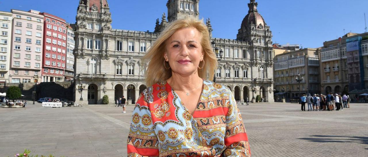 Susana Soneira, nueva edil de A Coruña, ante el Ayuntamiento.   | // VÍCTOR ECHAVE