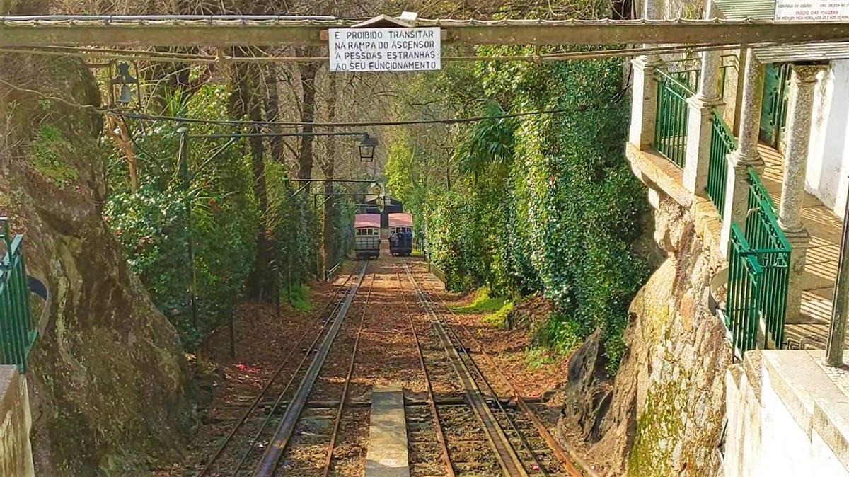 El elevador del Bom Jesus salva una pendiente del 42% y recorre 275 metros hacia lo alto del santuario.