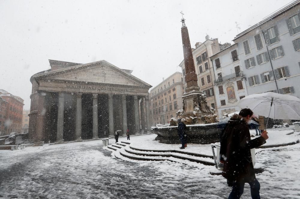 La neu deia imatges de postal a la ciutat de Roma