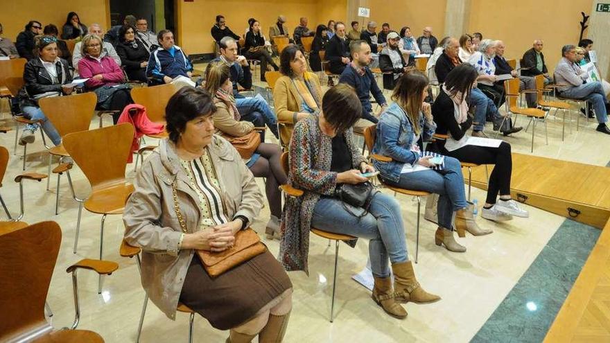 Los vecinos de Os Duráns, entre el público, en la sesión plenaria de la corporación municipal de Vilagarcía. // Iñaki Abella