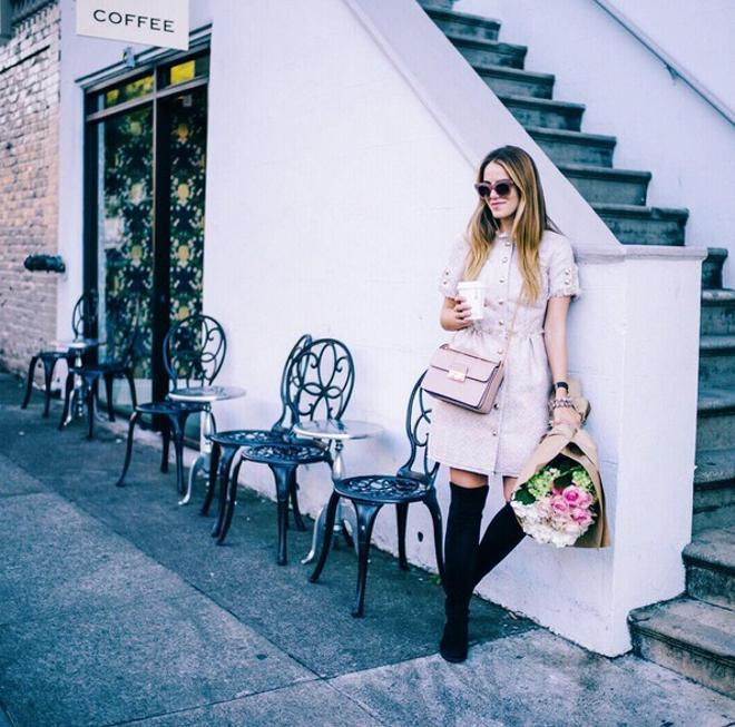 Julia Engel con las botas de Stuart Weitzman