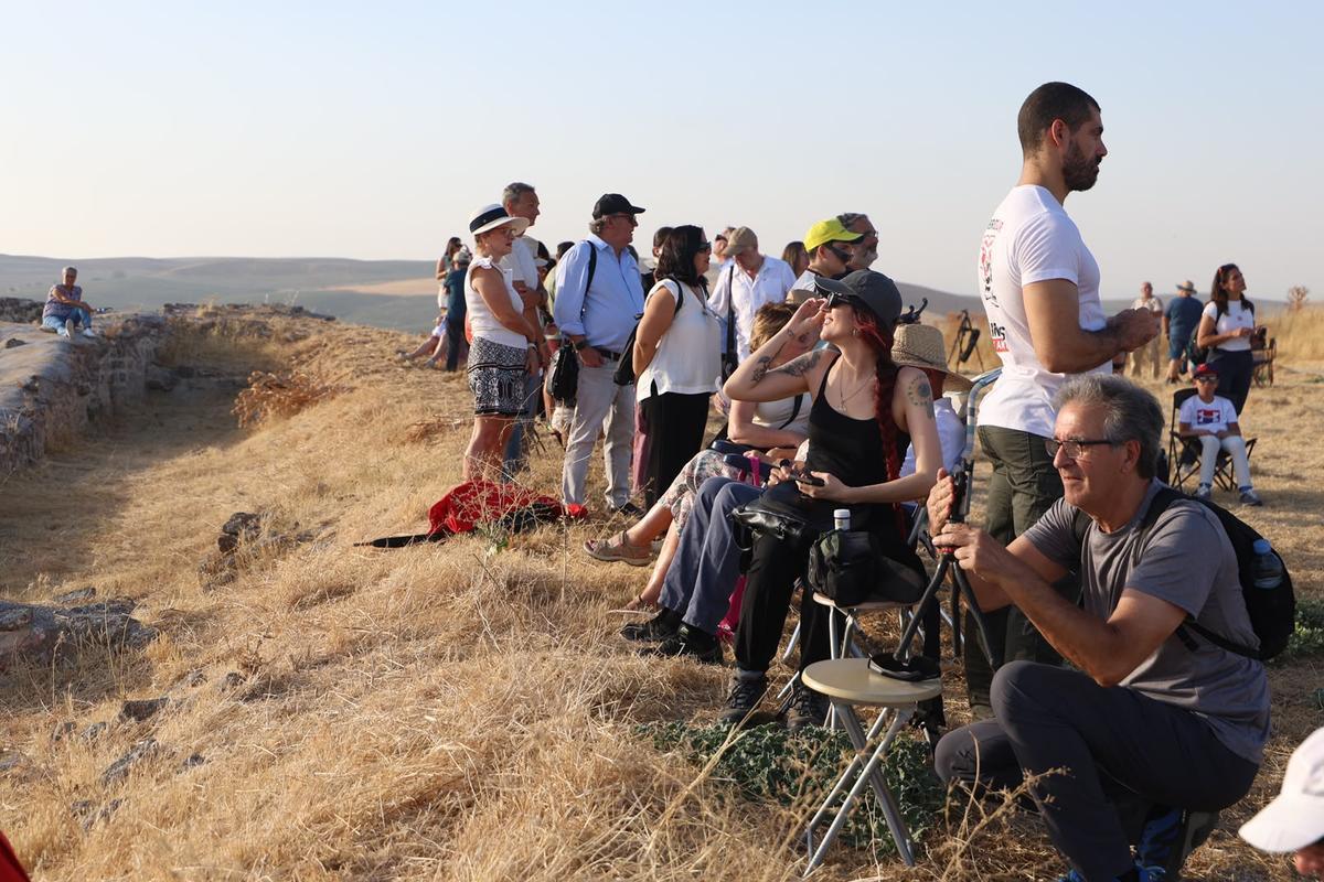 El eclipse solar deja imágenes únicas desde el enclave arqueológico de Ategua en Córdoba