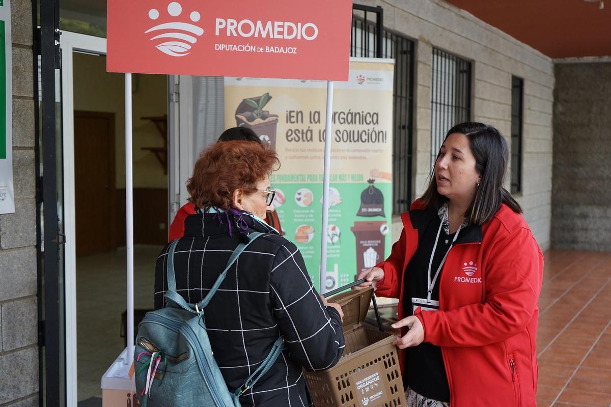 Informadora de la campaña formando a una ciudadana.