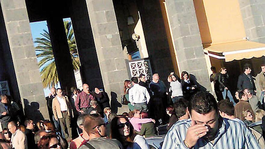 Personas que acudieron al sepelio de Iván Robaina, ayer en el cementerio de San Lázaro.