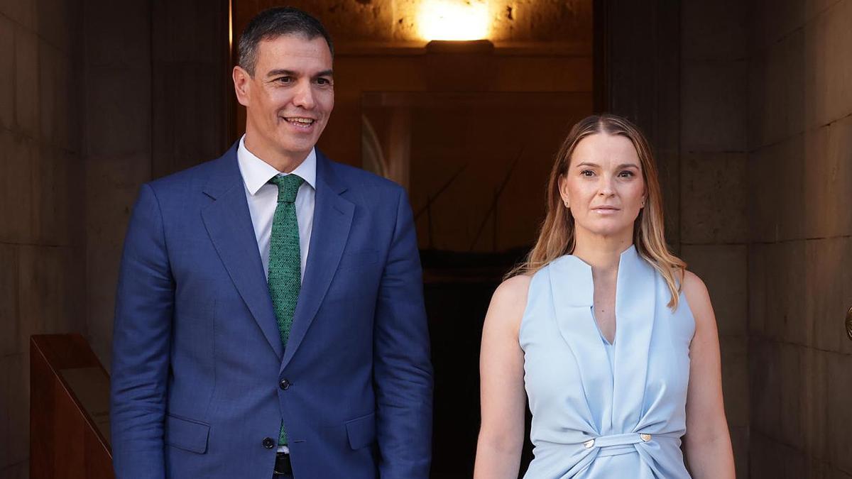 El presidente del Gobierno, Pedro Sánchez, junto a la presidenta balear, Marga Prohens.