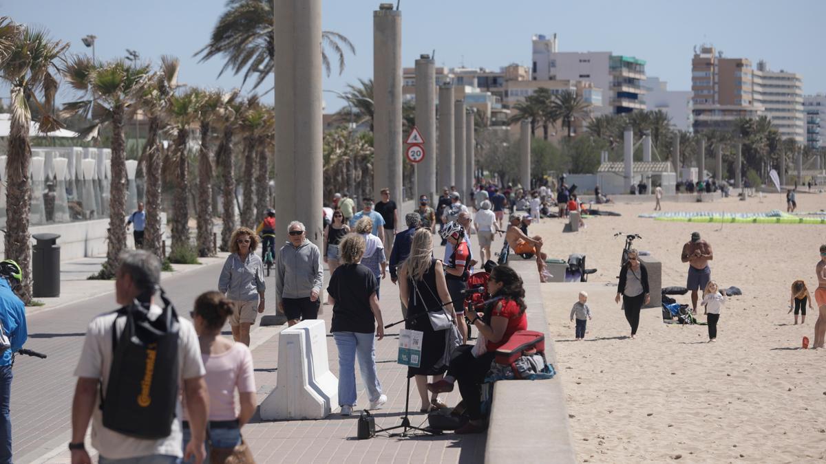 Turistas en Playa de Palma, en Mallorca.