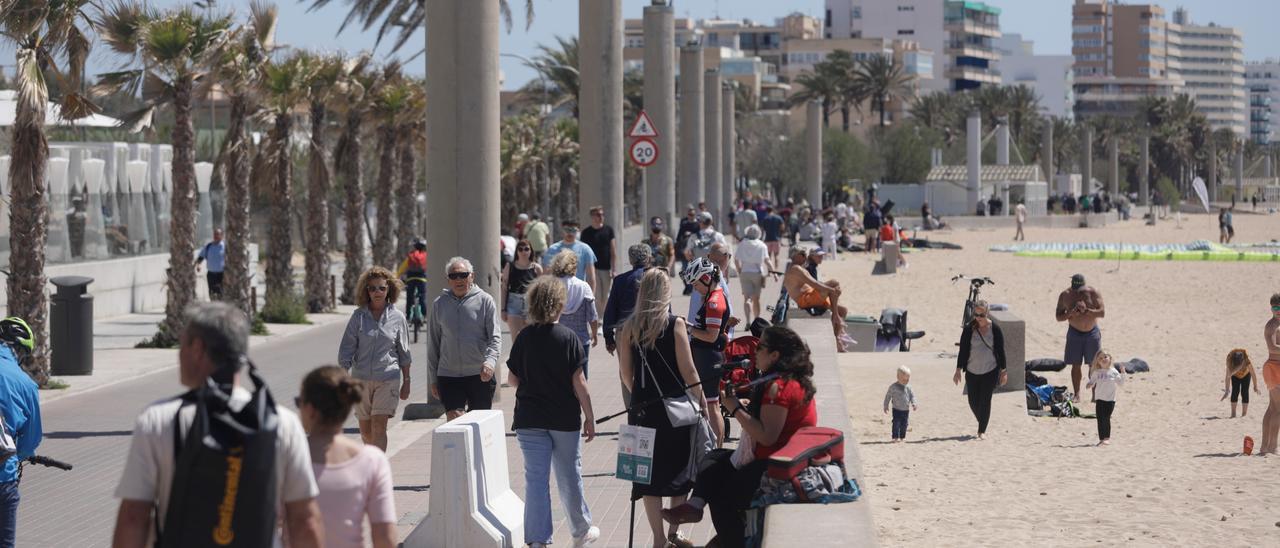 Turistas en Playa de Palma, en Mallorca.