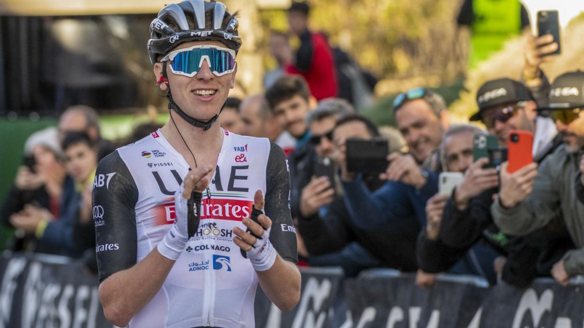 Pogacar celebra su victoria en la línea de meta de la clásica de Jaén Paraíso Interior