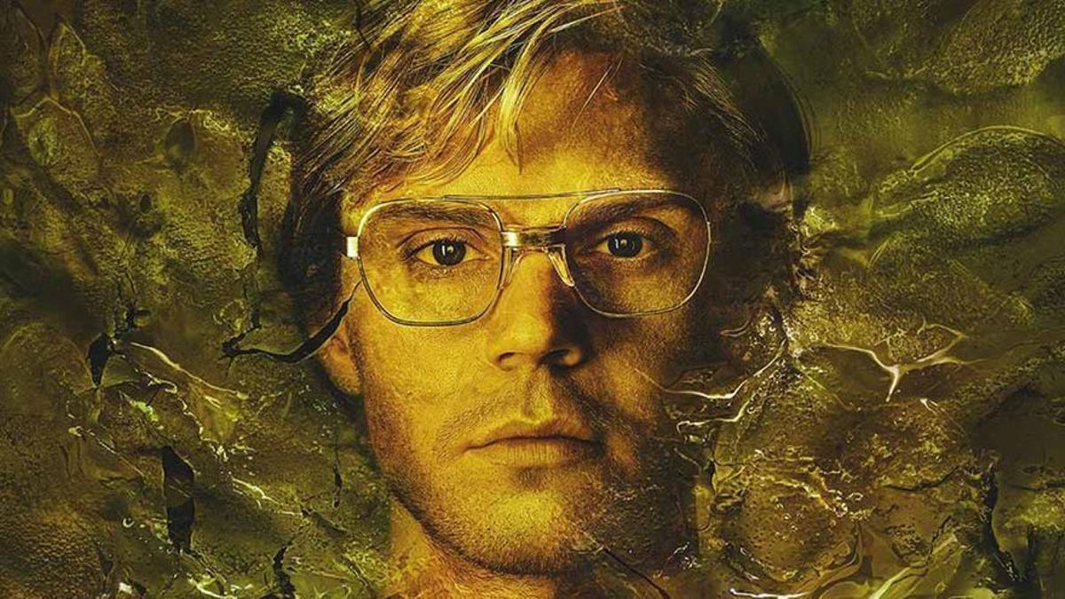 Evan Peters interpreta al asesino en serie Jeffrey Dahmer en la serie de Netflix.