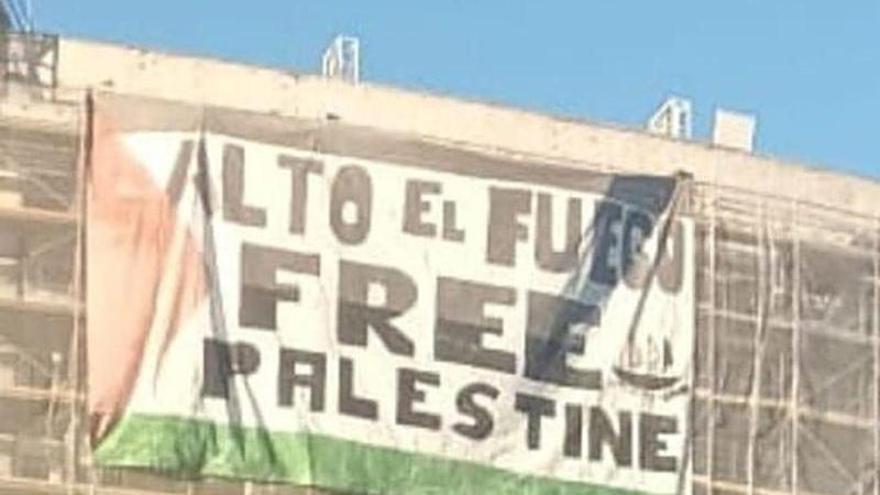 Colocan una pancarta en favor de Palestina en lo alto del edificio incendiado de Campanar