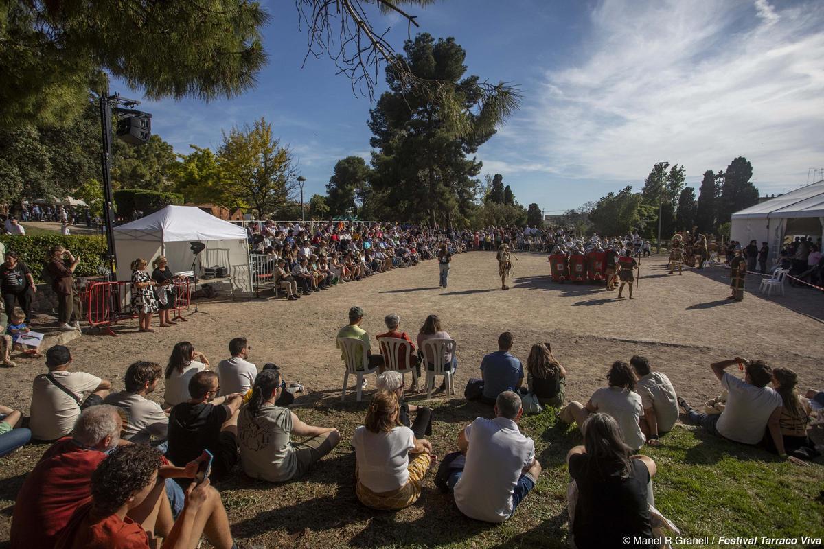 Un espectáculo al aire libre en los jardines del Camp de Mart de Tarragona, durante el pasado Tarraco Viva.