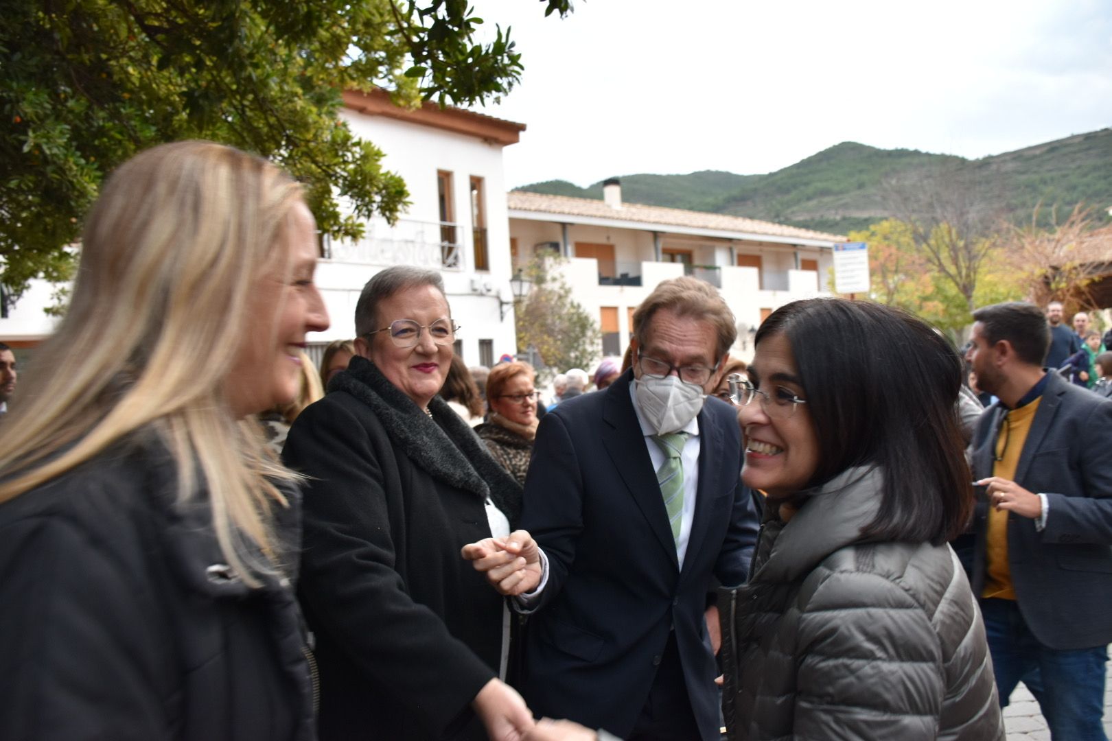 Sanidad condecora a la doctora Mª Amparo Máñez Martí