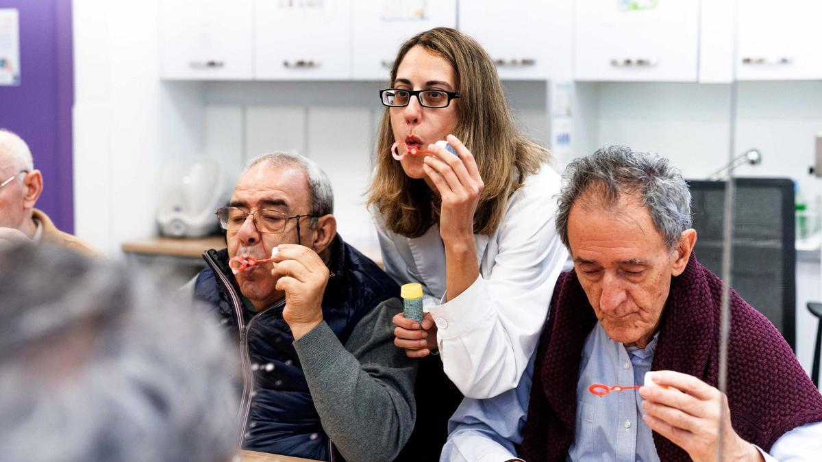 Pacientes con párkinson haciendo terapia en la Asociación Párkinson Madrid.