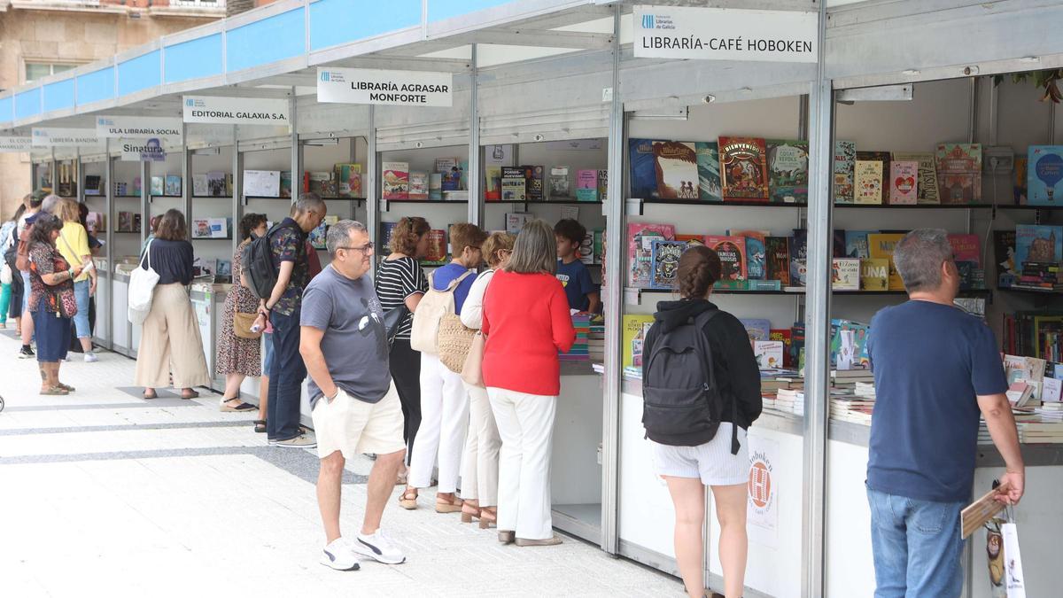 Imaxe da Feira do Libro da Coruña na súa edición do ano 2025 nos xardíns de Méndez Núñez.