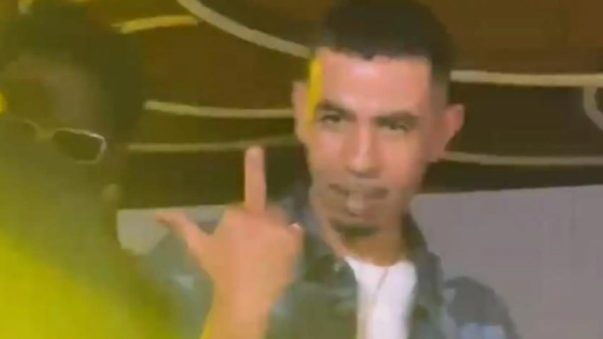 Mounir Nasraoui, padre de Lamine Yamal, realizando un gesto obsceno