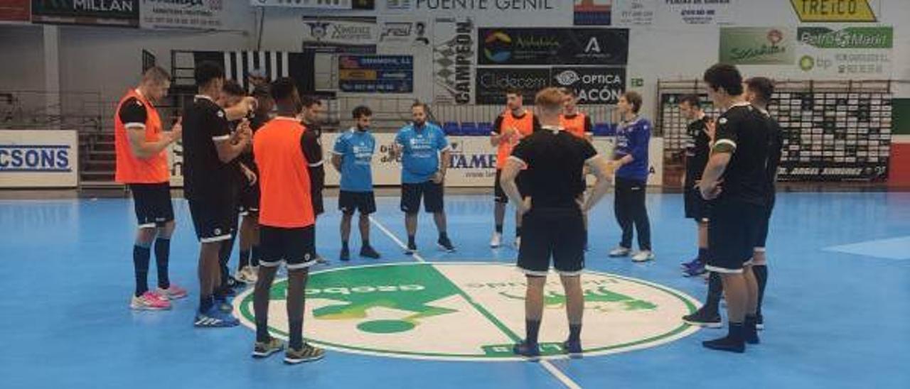 La plantilla y el cuerpo técnico del Frigoríficos, ayer, en la pista de Puente Genil en el último entrenamiento antes del partido de hoy. |  // FDV